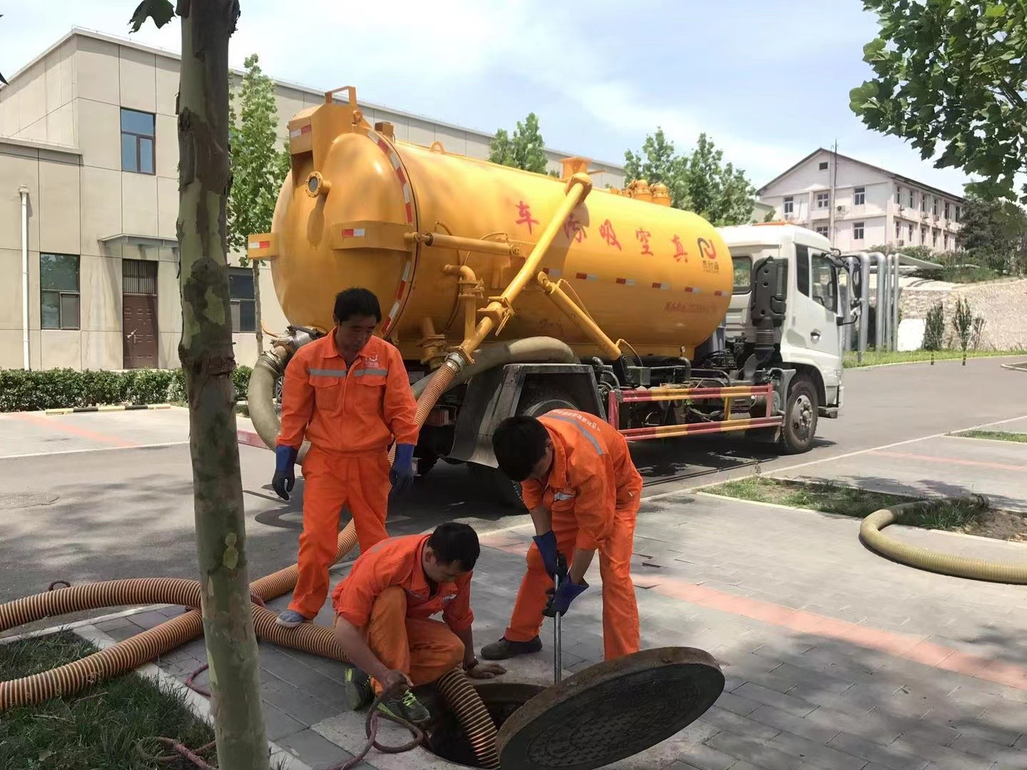 轵城镇管道疏通车停在窨井附近