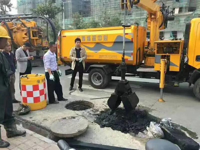轵城镇街道：网格员化身“清道夫”，为民解忧疏通“堵心”化粪池