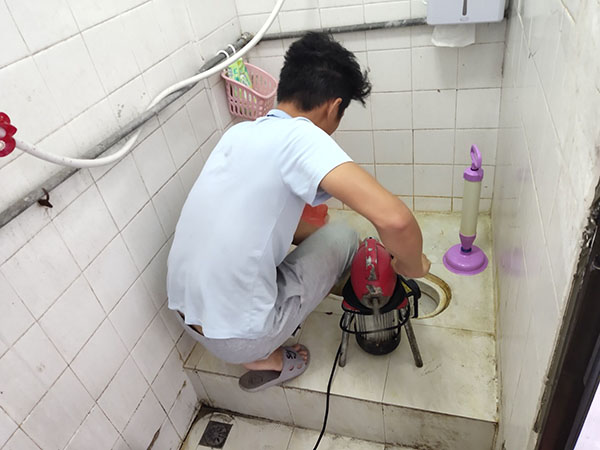 轵城镇肥皂掉到马桶里把马桶堵住了怎么办？马桶堵住了怎么办