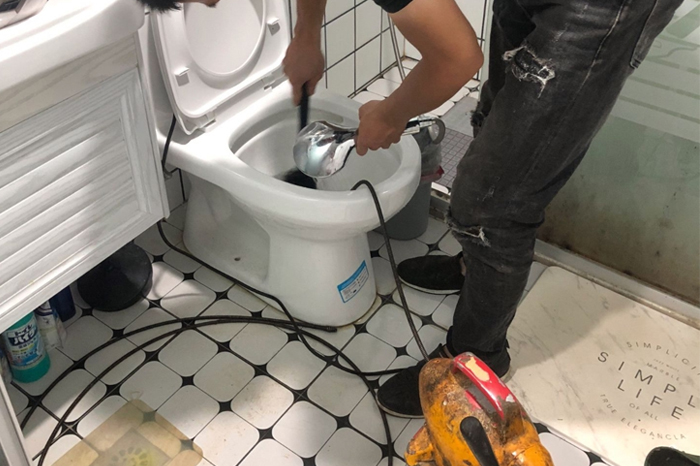 轵城镇马桶堵塞自己疏通还是找师傅?专业上门服务让你省时更省心